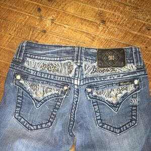 Miss Me bling fantasy border size 26 cuffed Capri jeans